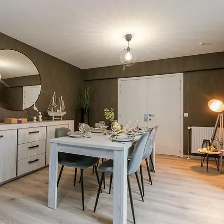 Lovely With Lateral Seaview Appartamento Blankenberge